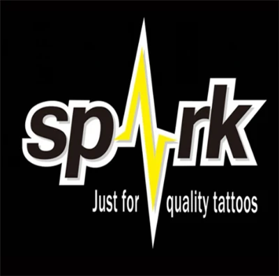 Nghệ sĩ xăm Venezuela làm việc với hộp mực Spark