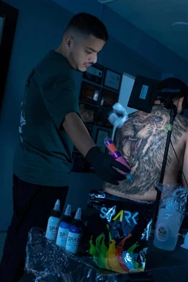 Hình xăm có thể nhìn thấy trong văn phòng: Nhiều công ty khác bỏ các chính sá...